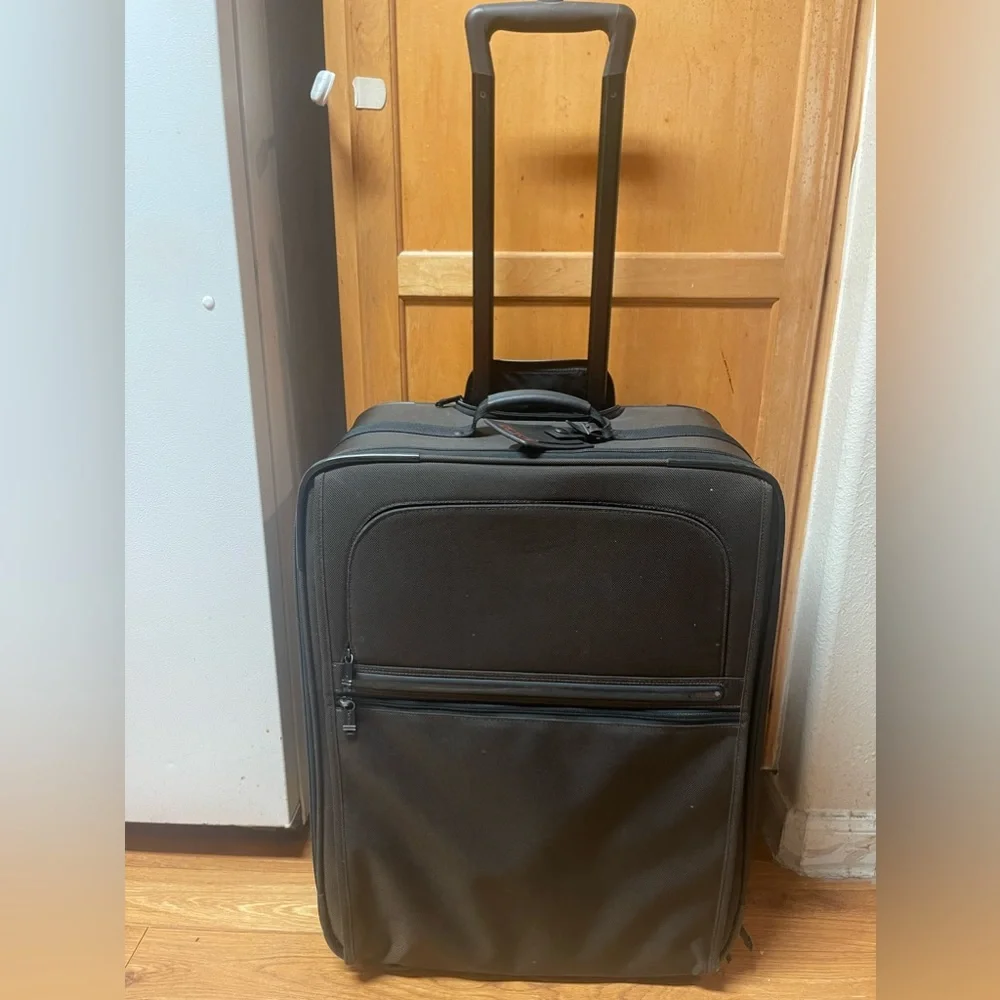 Tumi G4 22904B4 wheeled travel luggage
